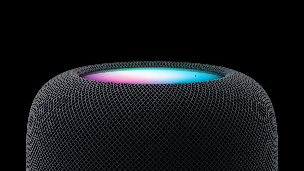 Siyah arka plan üzerinde iki adet HomePod (2. nesil) aygıtı.