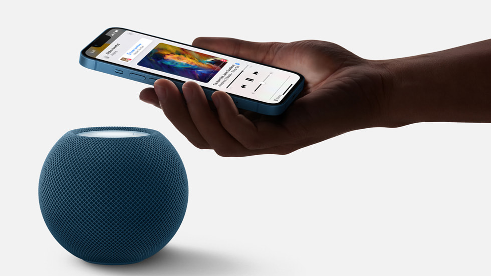 Geluid overzetten door iPhone 13 bij HomePod mini te houden.