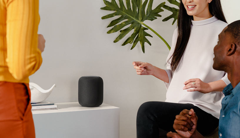 使用者聆聽 HomePod。