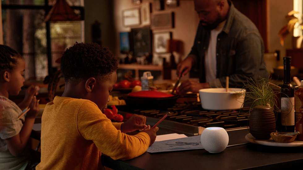 Evde çekilmiş bir HomePod mini yaşam tarzı fotoğrafı. 