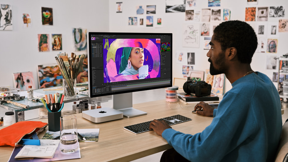 Evdeki ofisinde Mac mini kullanan bir çalışan gösteriliyor.