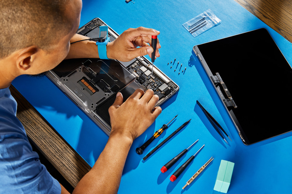 Bir MacBook Air'de Self Service Repair yapılıyor.