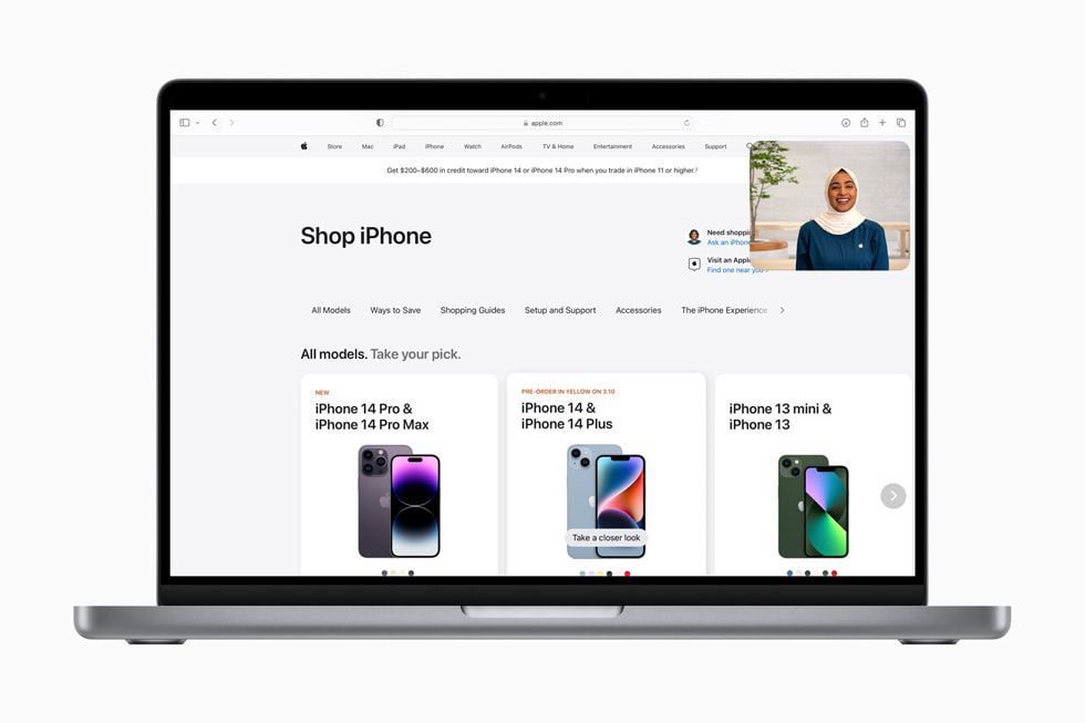 Tjenesten til køb med hjælp fra en ekspert via video vises på [apple.com] (https://971cdee2-5737-47cb-a6b5-18a16deab1ca.atarimworker.io) med teksten “Compare iPhone models” og viser iPhone 14 Pro Max, iPhone 14 Plus og iPhone 14.