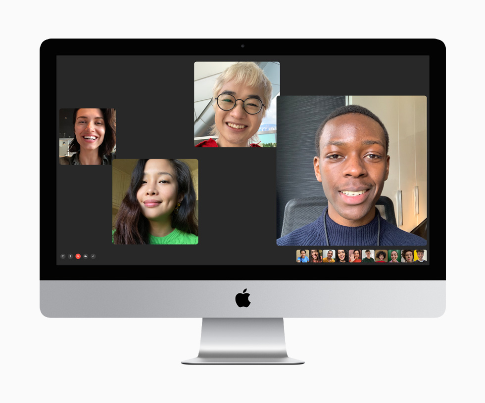 On dört kişi 27 inç iMac’te FaceTime kullanarak iletişim kuruyor.