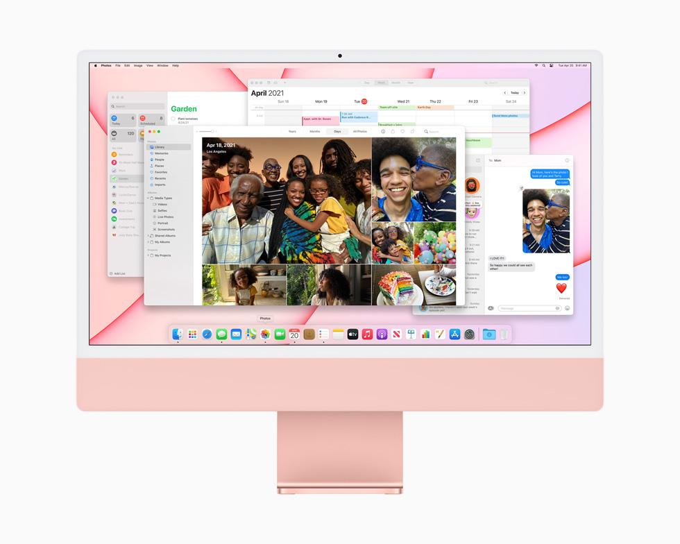 여러 개의 앱을 동시에 실행하며 M1 및 macOS의 강력한 성능을 보여주는 핑크 색상의 iMac.