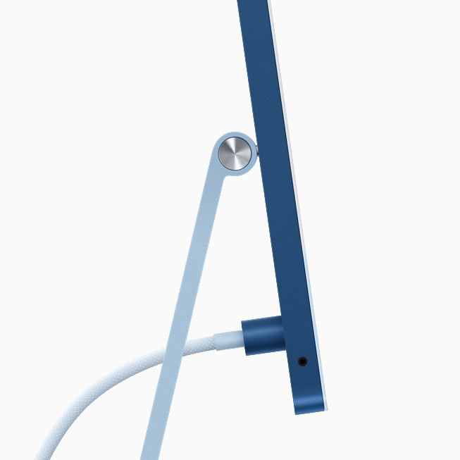 전원 커넥터와 본체 색상에 맞춘 우븐 케이블이 함께 보이는 블루 색상의 iMac 옆면.