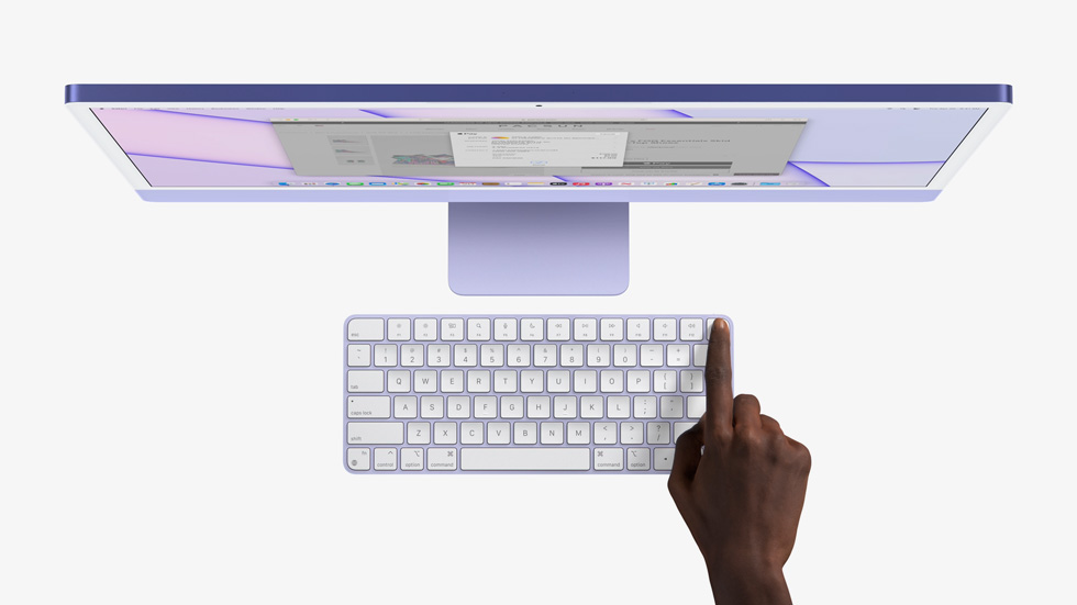 Magic Keyboard에서 손가락으로 Touch ID를 누르자 켜지는 iMac.