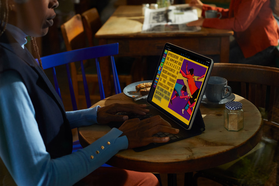 iPad Pro’yu Smart Keyboard Folio ile kullanan bir kadın.