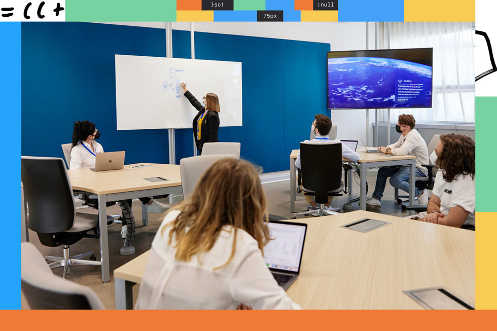 Napoli’de bulunan Apple Developer Academy’deki bir sınıfın öğrencileri. 