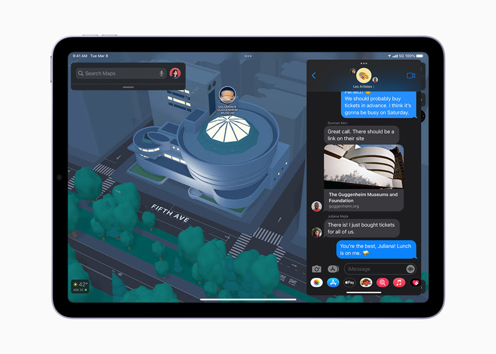 iPad Air’de Haritalar ve Mesajlar arasında Multitasking.
