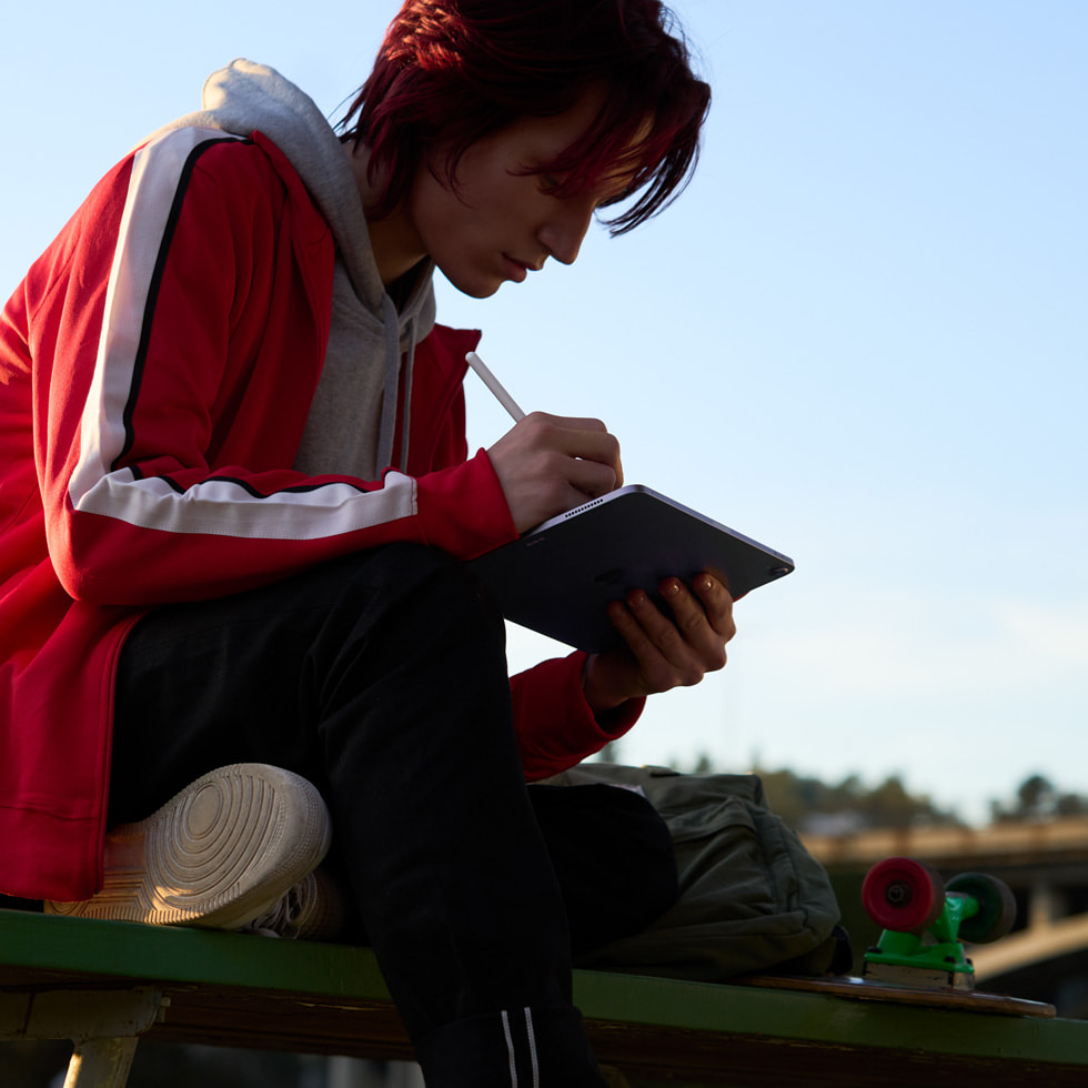 Yeni iPad Air’de Apple Pencil kullanan bir kişi. 