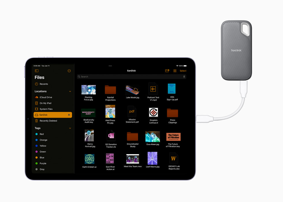 USB-C bağlantı noktasıyla iPad Air’e bağlı bir harici depolama aygıtı. 