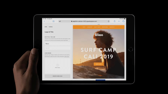 Yeni iPad’de yeni QuickPath klavyeyi kullanan bir kişi.