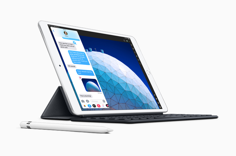 iMessageのSlide Overスクリーンを表示するiPad AirとApple Pencil。