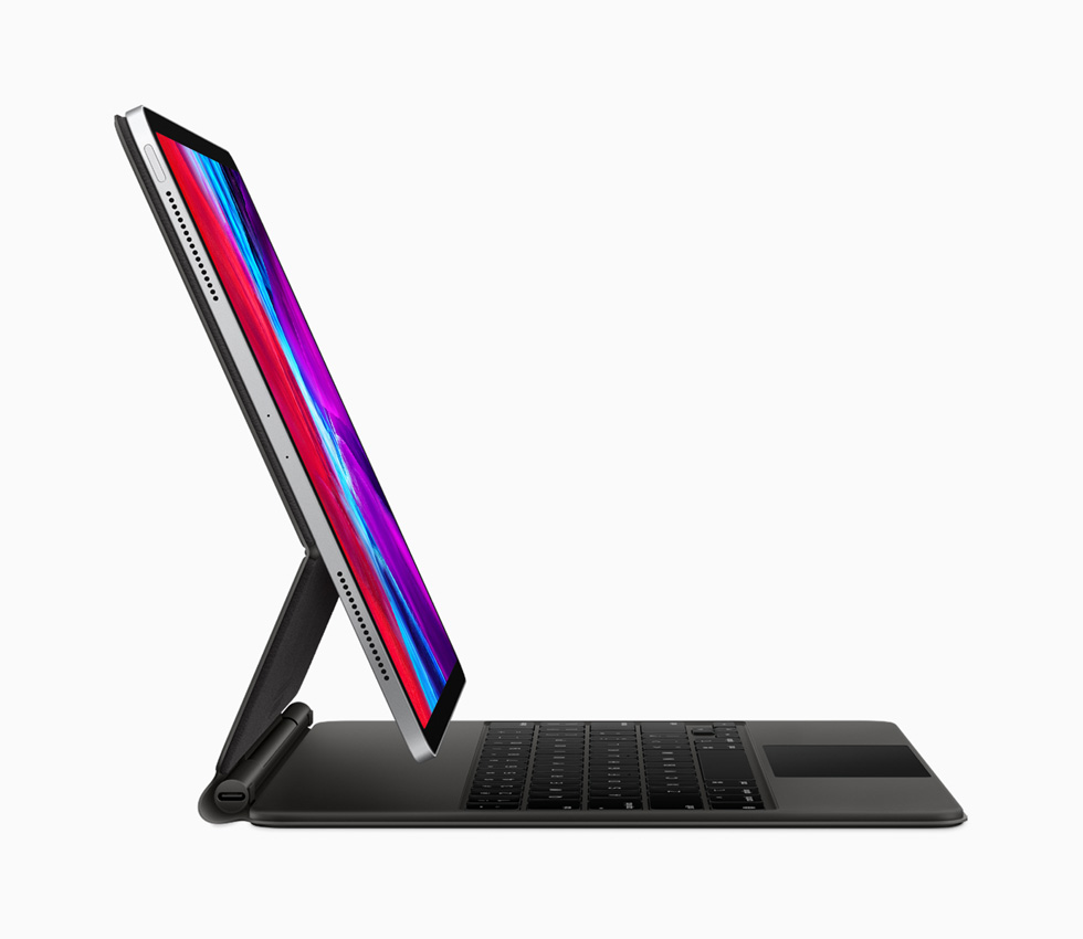 Yeni iPad Pro ve Magic Keyboard’un yandan görünümü.
