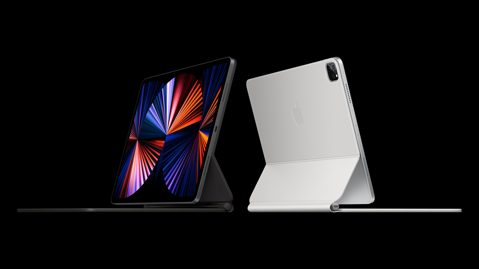 블랙 및 화이트 색상 Magic Keyboard와 페어링된 iPad Pro. 