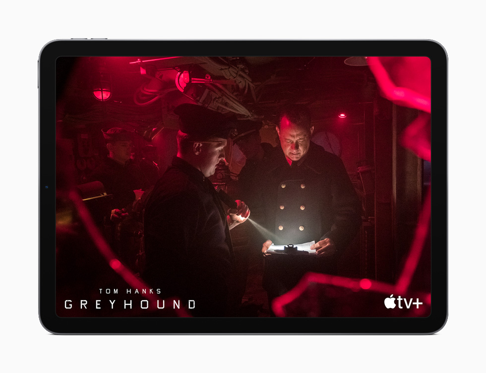 iPad Air ekranında Apple TV+’dan “Greyhound” gösteriliyor.
