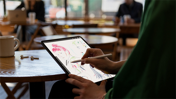 Bir kullanıcı Apple Pencil ile iPad Pro’da çizim yapıyor.