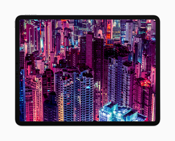 iPad Pro ve kenarlara kadar uzanan, köşeleri yuvarlatılmış Liquid Retina ekranı.