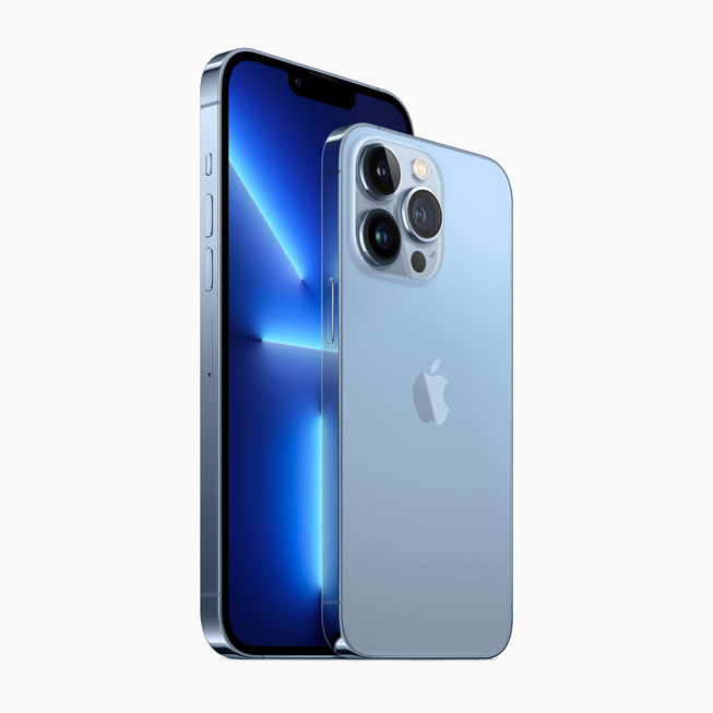 For- og bagsiden af iPhone 13 Pro og iPhone 13 Pro Max vises fra en vinkel.