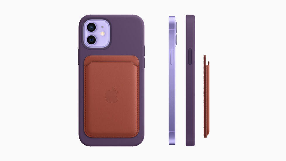 퍼플 색상의 iPhone 12의 실리콘 케이스 후면에 부착된 MagSafe형 가죽 카드지갑.