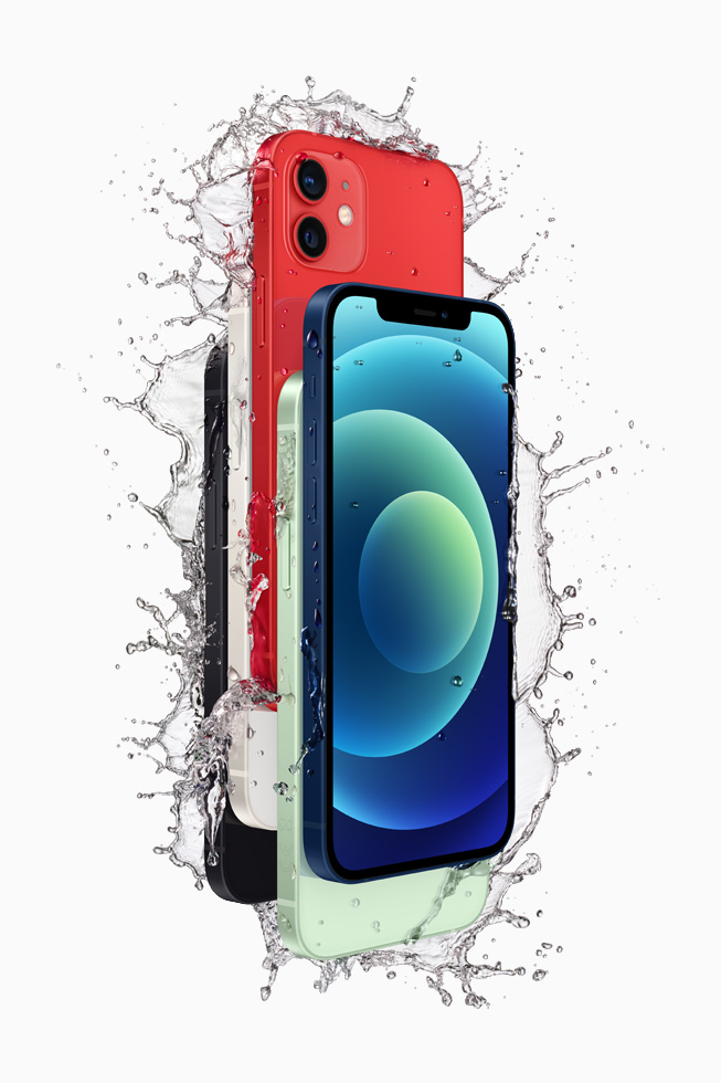 Siyah, beyaz, mavi, yeşil ve iPhone iPhone 12 ile suya dayanıklılık gösteriliyor.