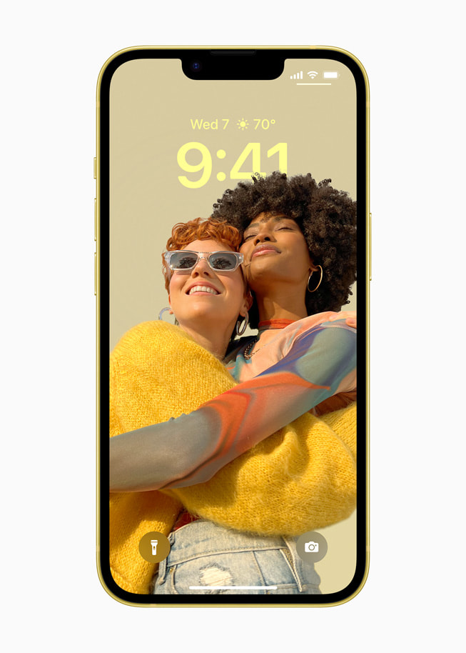 iPhone’da özelleştirilmiş bir Kilit Ekranı gösteriliyor.
