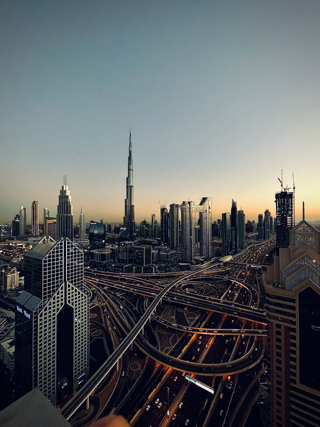 Dubai şehir silüeti.