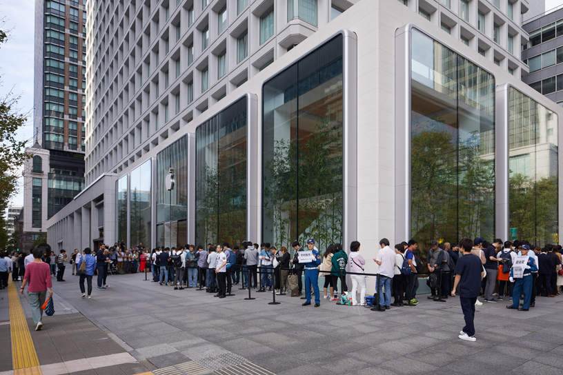 Apple丸の内の外には、入店を待ちながら並ぶお客様の列。