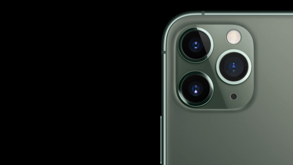 iPhone 11 Pro ved siden af animeret anmeldelsestekst.
