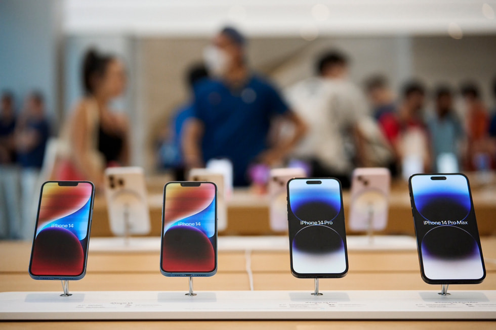 Ett visningsbord i Apple Orchard Road med iPhone 14, iPhone 14 Pro och iPhone 14 Pro Max.