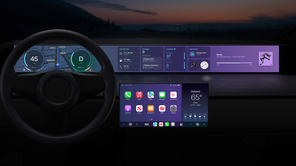 여러 화면으로 확장된 CarPlay 경험을 보여주는 자동차 대시보드.