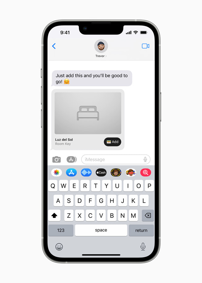 호텔 객실 키를 메시지 앱을 통해 안전하게 공유하는 모습을 보여주는 iPhone 화면.