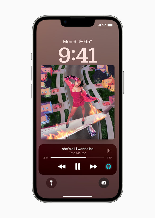 Uber 차량 탑승 임박을 알려주는 iOS 16의 사용자화된 잠금 화면.