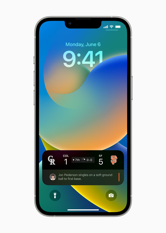 재생 중인 노래를 하단에서 보여주는 iOS 16의 사용자화된 잠금 화면.