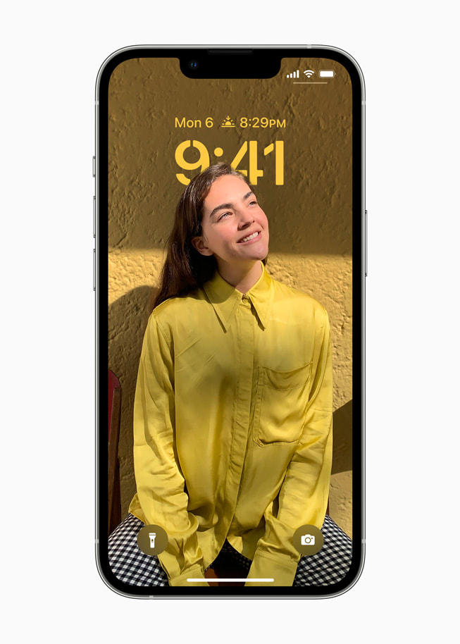 여성과 소녀를 클로즈업한 모습을 보여주는 iOS 16의 사용자화된 잠금 화면.