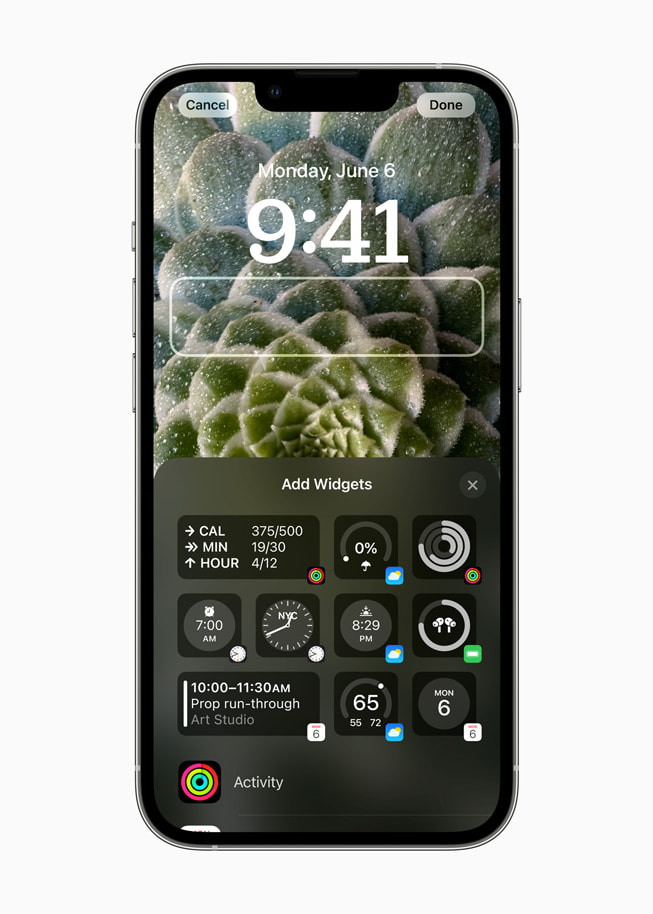 산봉우리를 보여주는 iOS 16의 사용자화된 잠금 화면.