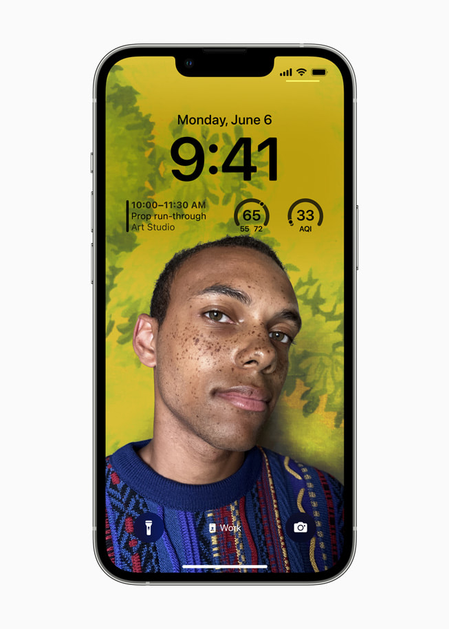 반려견과 여러 위젯을 보여주는 iOS 16의 사용자화된 잠금 화면.