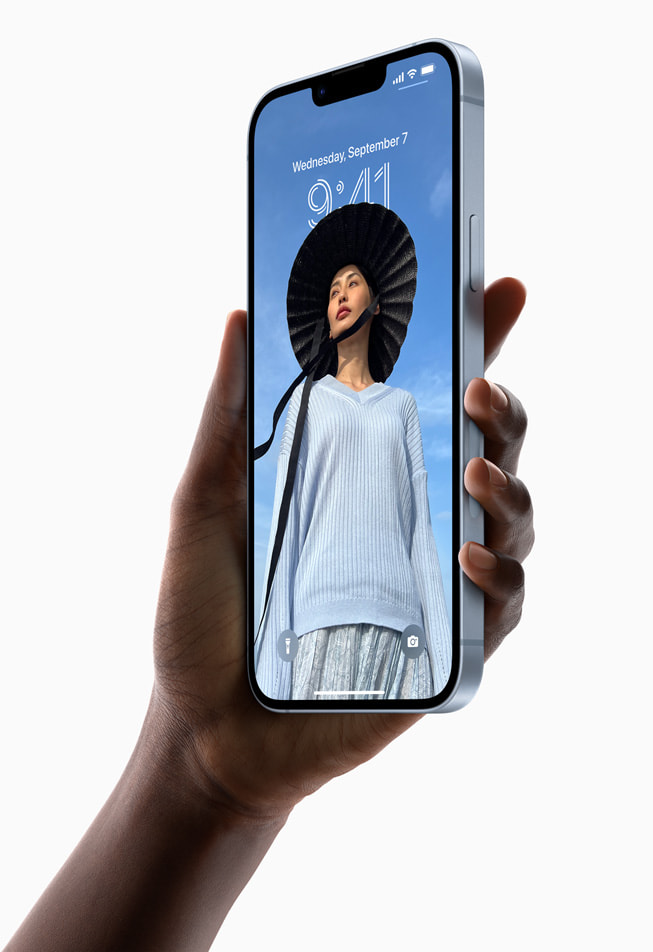 En hånd holder den nye iPhone 14 Plus op.