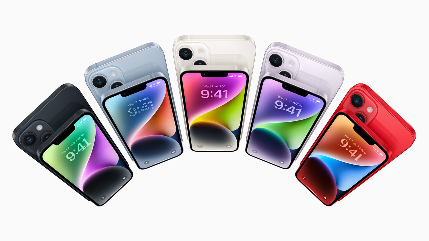 Yay şeklinde dizilmiş 10 adet iPhone 14 ve iPhone 14 Plus aygıtı gösteriliyor.