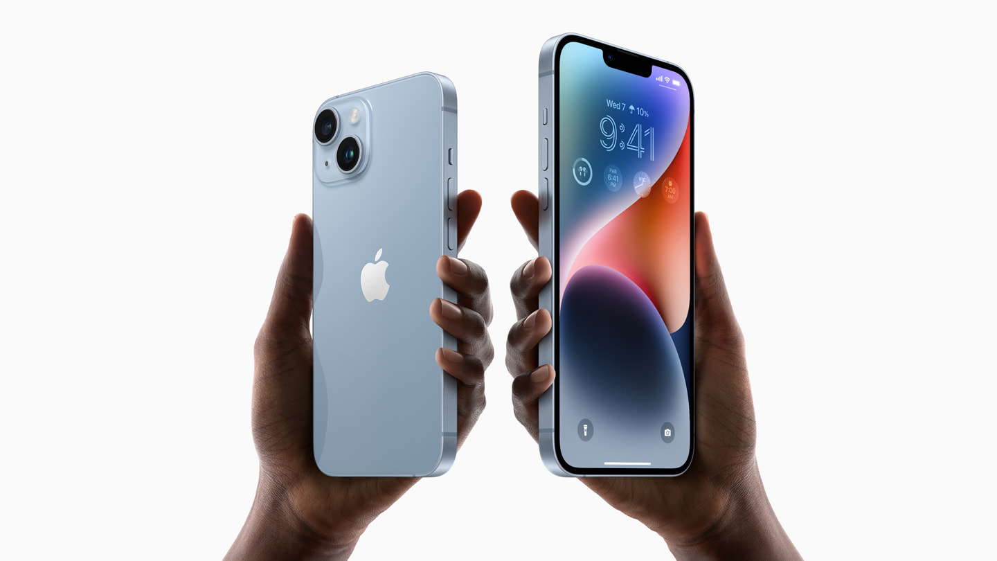 Hai bàn tay đang cầm iPhone 14 và iPhone 14 Plus.