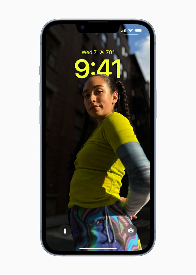 iOS 16’daki tamamen baştan tasarlanmış Kilit Ekranı gösteriliyor.