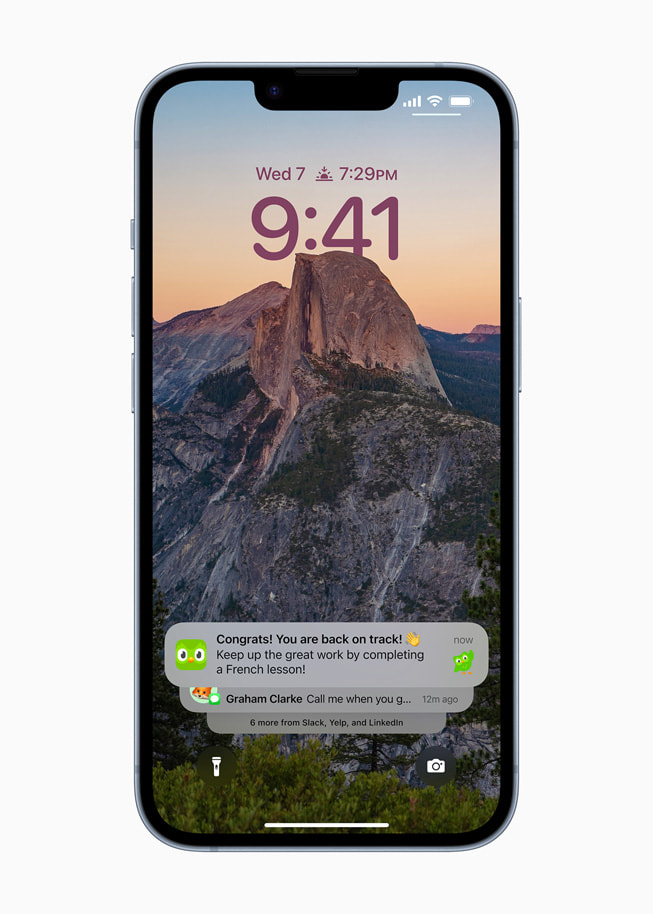 iOS 16’da bir kullanıcının iPhone ekranının alt kısmından yukarı doğru kayan bildirimler gösteriliyor.