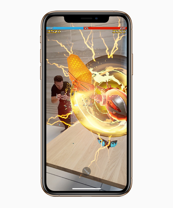 AR deneyimini gösteren iPhone Xs.