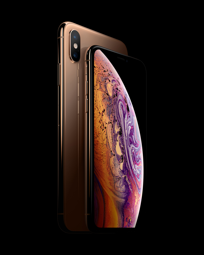 iPhone Xs  ve arkasında duran iPhone Xs Max.
