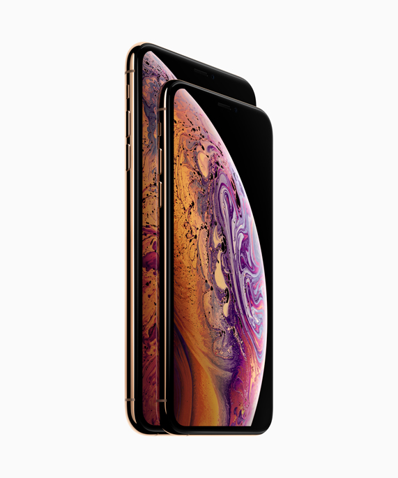 Super Retina ekranın gösterildiği iPhone Xs  ve arkasında duran iPhone Xs Max.