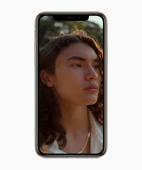 Derinlik Denetimi ile Portre modundaki bir görüntüyü gösteren iPhone Xs. 