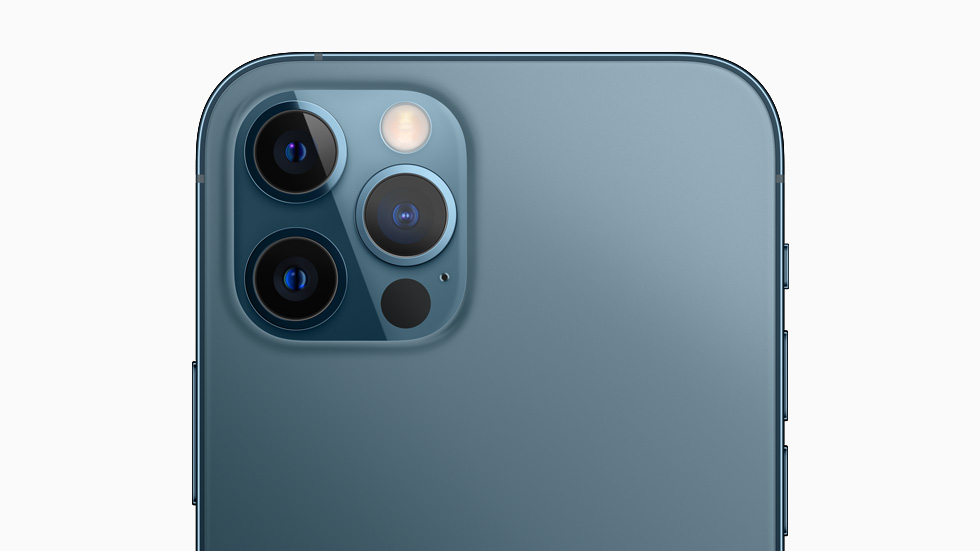 iPhone 12 Pro’nun arkadan görünümünde pro kamera sisteminin lensleri görülüyor. 