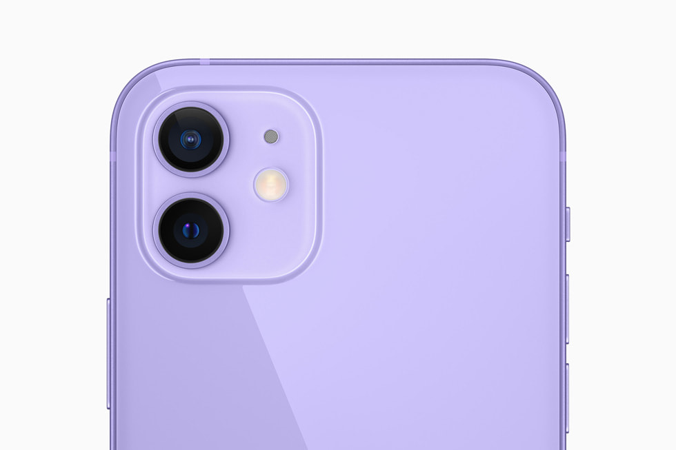 퍼플 색상의 iPhone 12에 탑재된 듀얼 카메라 시스템.