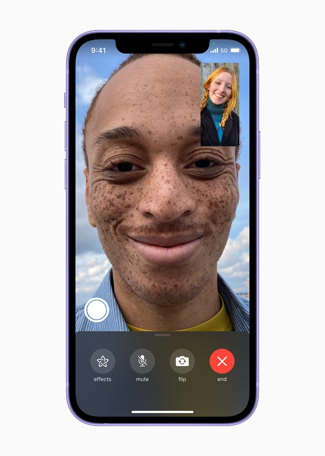 FaceTime 통화를 보여주는 iPhone 12.
